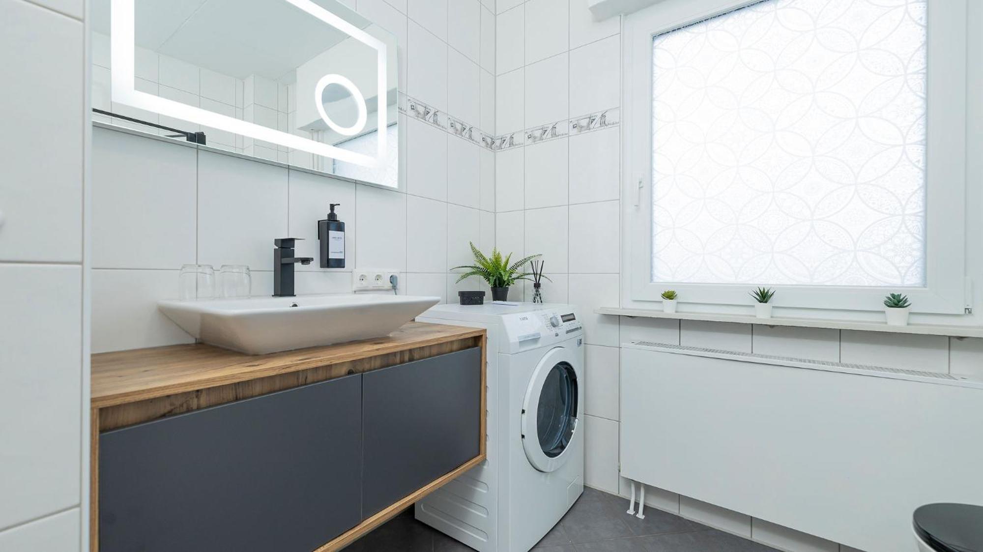 Apartment Luxx Mm, Airport- Fuer 7 Personen-parken-kueche