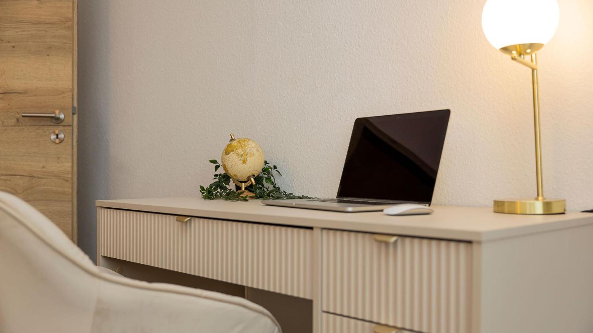 Apartment Luxx Mm, Airport- Fuer 7 Personen-parken-kueche